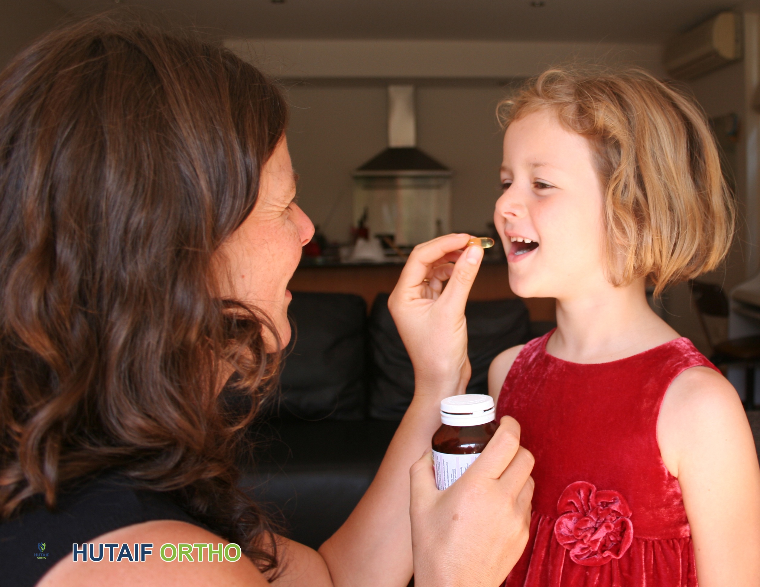 طفل يتناول مكمل فيتامين د