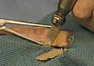 صورة أخرى توضح دقة التثبيت المعدني