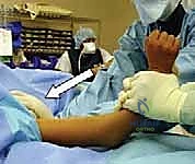 الأستاذ الدكتور محمد هطيف أثناء التقييم الشعاعي