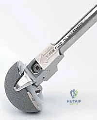 صورة طبية: إتقان جراحة مراجعة استبدال مفصل الورك: دليل شامل لإزالة المكونات الثابتة بإحكام