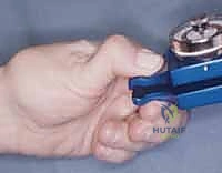 التشريح المعقد لمفصل الإبهام والأربطة المحيطة