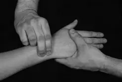 صورة توضيحية لـ اختبار ضغط الرسغ: دليلك الشامل لتشخيص آلام اليد والمعصم بدقة