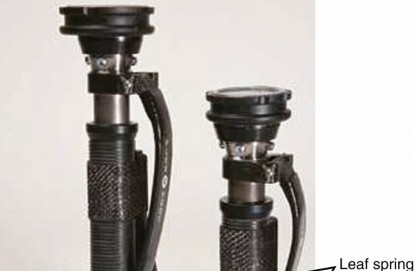 تصميم قدم Flex-Foot الاصطناعية من ألياف الكربون يظهر إصبع القدم المقسم وقاعدة الزنبرك الورقي