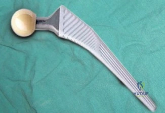 صورة طبية: تطور وتصميم جراحة استبدال مفصل الورك: دليل شامل للمرضى مع الأستاذ الدكتور محمد هطيف في صنعاء